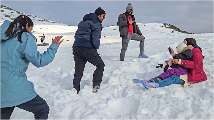Snowfall in Kashmir: कश्मीर घाटी में हिमपात से एकबार फिर पर्यटन क्षेत्र की रौनक लौट आई है. वहीं जो पर्यटक कश्मीर घूमने आए हैं वे भी हिमपात का लुत्फ उठाते हुए देखे जा रहा है.