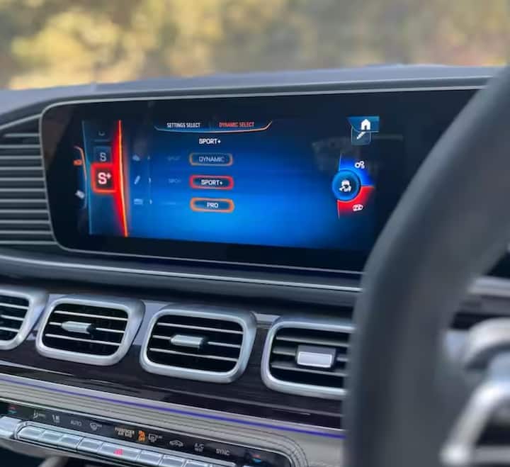 ਨਵੀਂ AMG GLE 53 ਵਿੱਚ 6-ਸਿਲੰਡਰ ਟਰਬੋ ਪਾਵਰਟ੍ਰੇਨ ਵਿੱਚ ਹੁਣ ਇਲੈਕਟ੍ਰਿਕ ਬੂਸਟ ਦੇ ਨਾਲ ਇੱਕ ਹਲਕਾ ਹਾਈਬ੍ਰਿਡ ਸਿਸਟਮ ਹੈ, ਜੋ ਇਸਦੀ ਪਾਵਰ ਨੂੰ 560Nm ਅਤੇ 420bhp ਤੱਕ ਵਧਾਉਂਦਾ ਹੈ। ਜਿਸ ਕਾਰਨ ਇਹ ਸਿਰਫ 5 ਸਕਿੰਟਾਂ ਵਿੱਚ 0-100 ਕਿਲੋਮੀਟਰ ਪ੍ਰਤੀ ਘੰਟਾ ਦੀ ਰਫਤਾਰ ਫੜ ਲੈਂਦਾ ਹੈ। ਇਸ ਵਿੱਚ ਸਟੈਂਡਰਡ ਦੇ ਤੌਰ 'ਤੇ ਆਲ ਵ੍ਹੀਲ ਡਰਾਈਵ ਦੇ ਨਾਲ 9 ਸਪੀਡ ਆਟੋਮੈਟਿਕ ਟ੍ਰਾਂਸਮਿਸ਼ਨ ਹੈ।