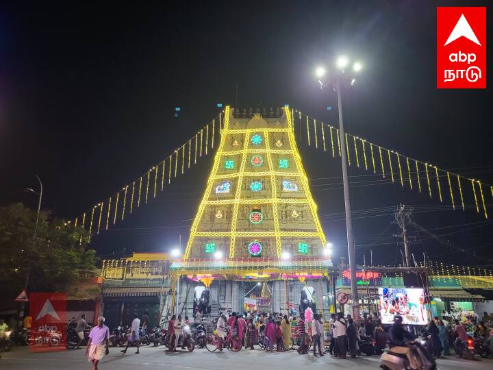மின்விளக்குகளால் ஜொலிக்கும் ராஜகோபுரம்