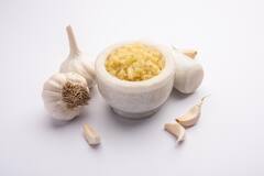 सुबह खाली पेट खाएं कच्ची लहसुन, फिर देखें कमाल, शुगर, बीपी जैसी इन बीमारियों का हो जाएगा बुरा हाल