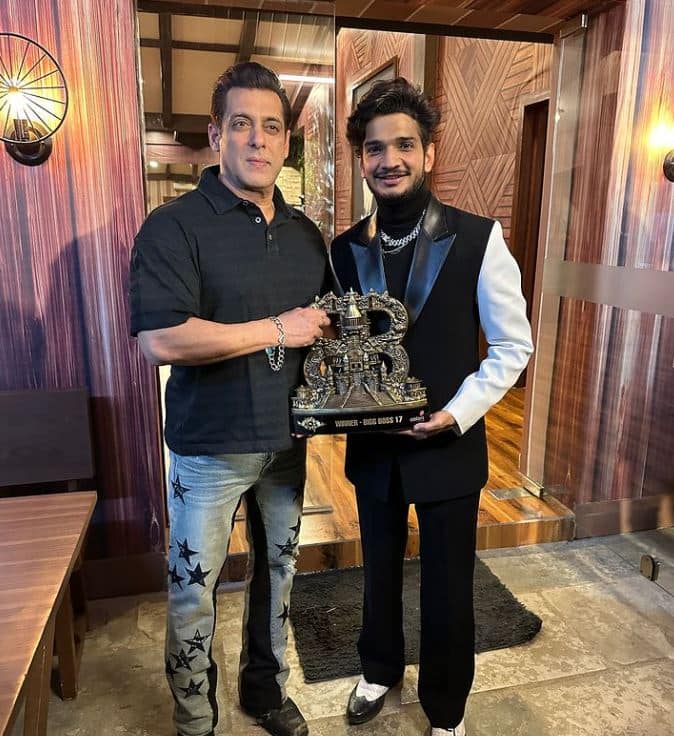 Munawar Faruqui was born in Gujarat's Junagadh to a Gujarati Muslim family. Munawar left school after 5th class die to financial constraints in the family. He began working at a young age.