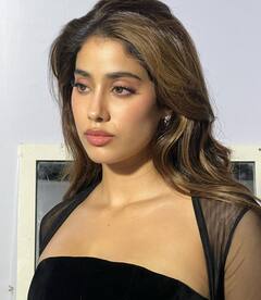 Janhvi Kapoor Gives Vintage Vibe In Black Dress For Filmfare Awards; See Pics
