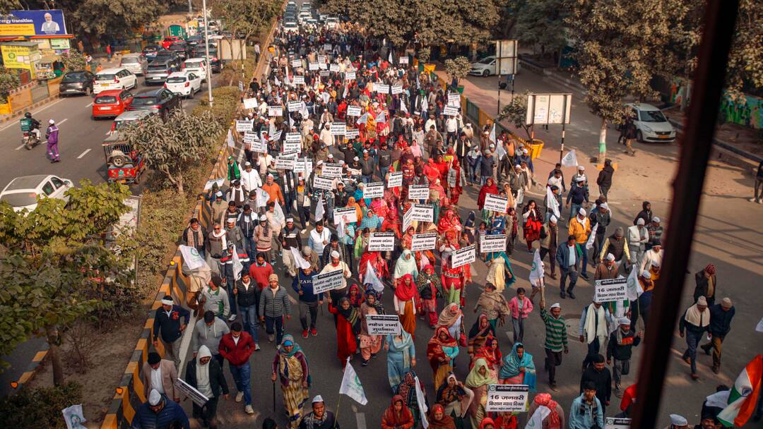 UP News: बीजेपी सांसद महेश शर्मा का किसानों ने किया घेराव, दिल्ली से नोएडा जाने वाले रास्ते को भी रोका Noida Many Farmer Reached BJP MP Mahesh Sharma House to surround him After Protest UP News: बीजेपी सांसद महेश शर्मा का किसानों ने किया घेराव, दिल्ली से नोएडा जाने वाले रास्ते को भी रोका
