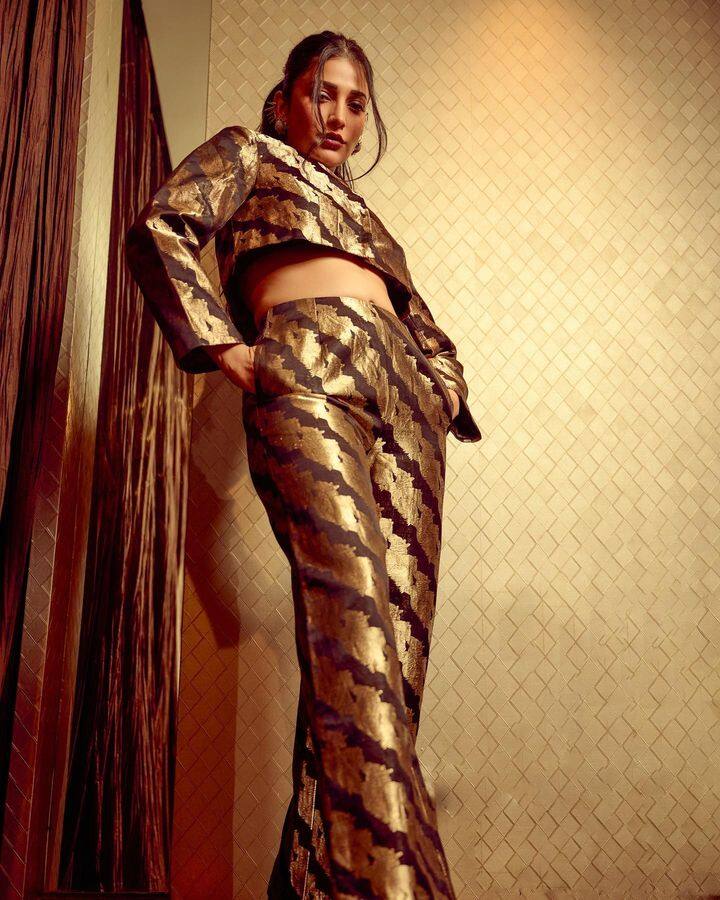 'लक' या चित्रपटातून या अभिनेत्रीने बॉलिवूडमध्ये पदार्पण केले. त्यानंतर ती 'गब्बर सिंह', 'बालुपू', 'रेस गुर्रम', 'श्रीमंथुडू', 'प्रेम' आणि 'क्रॅक' सारख्या चित्रपटात दिसली. (pc:shrutzhaasan/iig)