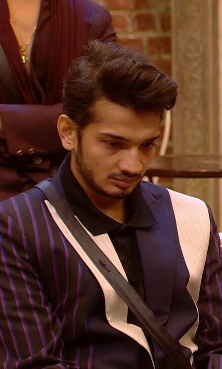 Munawar lost his mother at a young age who died of suicide. After his mother's death, Munawar relocated to Mumbai at his aunt's request where he began doing odd jobs.