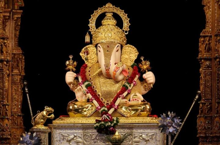 इस व्रत को रात में चंद्र दर्शन के बाद खोला जाता है. आज मुहूर्त के अनुसार सकट चौथ के व्रत के दिन रात में चंद्र निकलने समय 8.52 मिनट पर चंद्रोदय हो सकता है. वहीं हर शहर में चांद अलग-अलग समय या इसके आस-पास निकल सकता है.