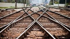 ट्रेन की पटरियों के बीच में टूटे से ही पत्थर क्यों होते हैं... क्या है इसके पीछे की वजह?