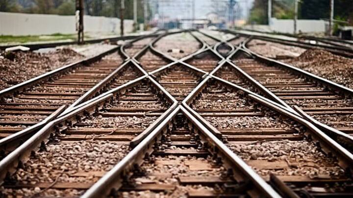 आपको बहुत सारे टूटे से पत्थर दिखाई देते हैं. और यह लगभग पूरे सफर में आपको दिखाई देते हैं. क्या आपको पता है कि पत्थर रेलवे ट्रैक के बीच में क्यों रखे जाते हैं. आइए जानते हैं.
