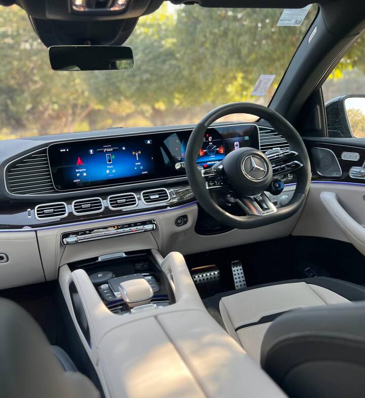 मर्सिडीज-बेंज के पास भारत में लग्जरी सेगमेंट में सबसे बड़ा प्रोडक्ट लाइनअप है और उनमें एसयूवी कूप सहित कई बॉडी स्टाइल शामिल हैं. इसमें GLE कूप एक ऐसी कार है जो भारत में स्पोर्टियर AMG के रूप में उपलब्ध है. 2024 के लिए अपने प्रोडक्ट लॉन्च स्ट्रेटजी को जारी रखते हुए मर्सिडीज ने अपडेटेड GLE 53 AMG पेश किया है.