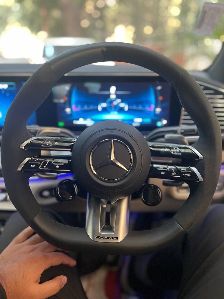 इस कार में अंदर से बाहर तक विजुअल ट्विक्स हैं, लेकिन बाहर से यह कूप स्टाइल में आती है और इसका लुक नया है और स्टाइल स्टैंडर्ड जीएलई की तुलना में बड़ा और स्पोर्टी होने के साथ अग्रेसिव है. इसमें सामने की ओर आपको नए लाइटिंग सिग्नेचर, नए बम्पर डिजाइन, नए एएमजी लोगो और वर्टिकल स्लैट्स के साथ ग्रिल और साथ ही नई मल्टीबीम एलईडी हेडलाइट्स दिखाई देगी. साइड में नए 22 इंच के अलॉय व्हील्स हैं, जबकि रियर में नए टेल लैंप दिए गए हैं.