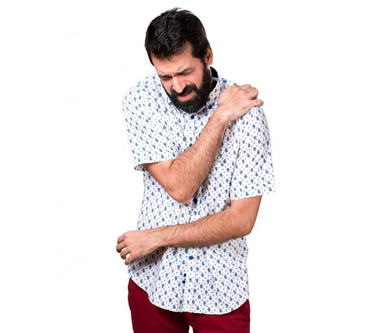 शरीर मजबूत आणि स्थिर ठेवण्यासाठी हाडांचे आरोग्य खूप महत्वाचे आहे. पाहिलं तर हाडे ही आपल्या शरीराची खरी ताकद आहे, पण हाडे ठराविक वयापर्यंतच मजबूत राहतात. वाढत्या वयाबरोबर हाडे झीज होऊन कमकुवत होऊ लागतात. (Photo Credit : freepik )