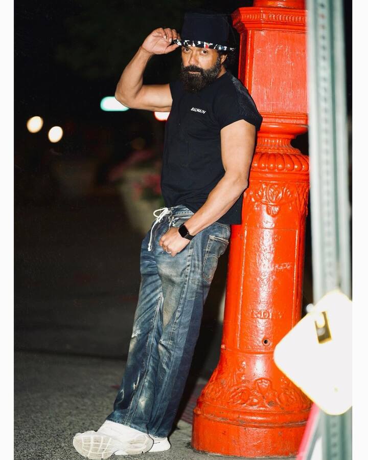 बॉबी देओल से दूर होने के बाद नीलम का दिल एकदम टूट चुका था. लेकिन उन्होंने मूव ऑन किया और इंडस्ट्री में खूब फिल्में की. वहीं बॉबी ने भी नीलम से दूर होने के बाद साल 1996 में तान्या आहूजा से शादी कर ली.