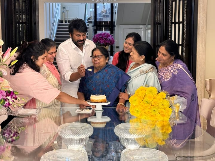 Chiranjeevi Mother Birthday: మెగాస్టార్ చిరంజీవి తన మాతృమూర్తి అంజనా దేవి పుట్టిన రోజును సెలెబ్రేట్ చేశారు. తన భార్య సురేఖతో కలిసి ఇంట్లోనే కేక్ కట్ చేయించారు. ఈ ఫొటోలు తన ఎక్స్‌లో షేర్ చేశారు చిరు.