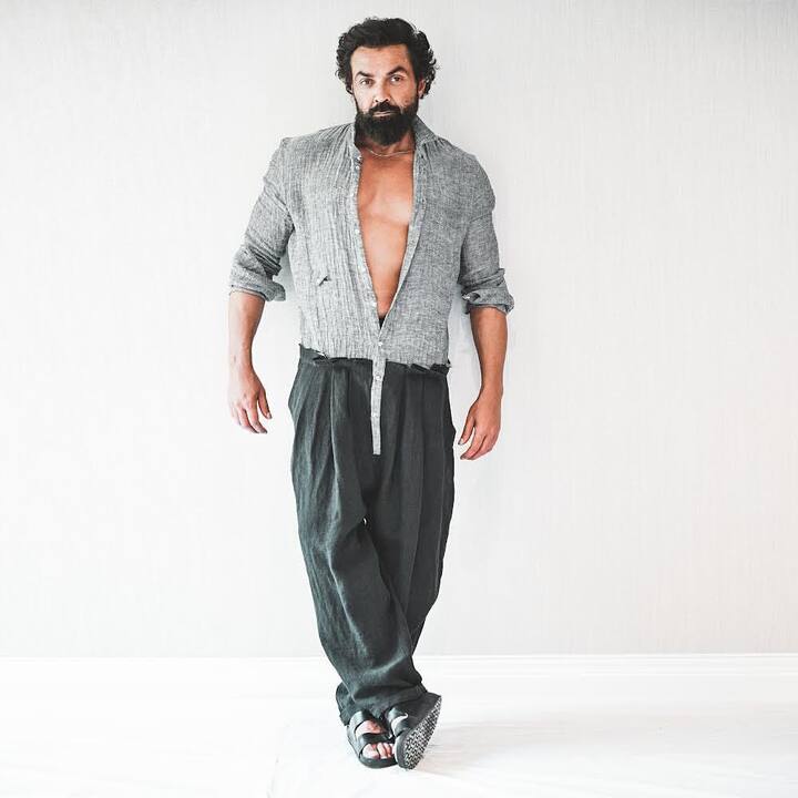 लेकिन इसी बीच उनकी मुलाकात एक्ट्रेस नीलम कोठारी से हो गई और वो उनकी खूबसूरती पर अपना दिल हार बैठे. देखते ही देखते नीलम भी बॉबी को चाहने लगे और दोनों रिलेशनशिप में आ गए.