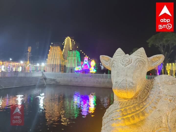 இதன் காரணமாக கோயில் அலங்கரிக்கப்பட்டு வருகிறது