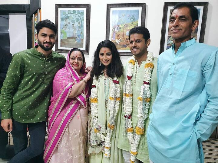 नील और ऐश्वर्या ने अपने सेलिब्रेशन की कुछ इनसाइड तस्वीरें भी अपने इंस्टाग्राम पर पोस्ट की , जिसके साथ कैप्शन में लिखा- 'हैप्पी 3rd रोका सेरेमनी'