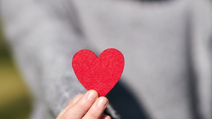 हिवाळ्यात हृदयविकाराचा झटका,  हृदयाचे ठोके अनियमित होणे अशा हृदयविकाराच्या समस्या होण्याची शक्यता अधिक असते. तज्ज्ञांच्या मते, हिवाळ्यात हृदयरुग्णांनी स्वतःची विशेष काळजी घेतली पाहिजे.