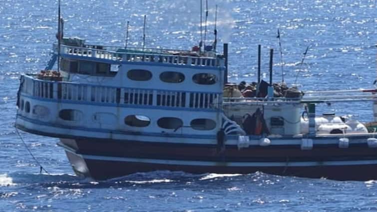 Arabian Sea:  Indian Navy rescuing fishermen hijacked by Somali pirates in Arabian Sea Arabian Sea: સોમાલિયાના લૂંટારુઓએ હાઇજેક કર્યું ઇરાની જહાજ, ભારતે યુદ્ધજહાજ મોકલી છોડાવ્યું
