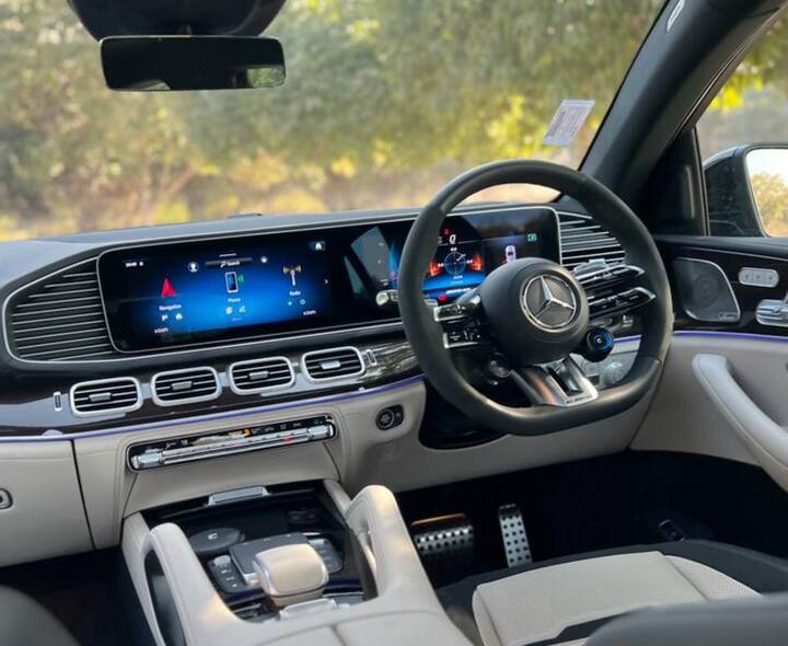 ਮਰਸੀਡੀਜ਼-ਬੈਂਜ਼ ਕੋਲ ਭਾਰਤ ਵਿੱਚ ਲਗਜ਼ਰੀ ਸੈਗਮੈਂਟ ਵਿੱਚ ਸਭ ਤੋਂ ਵੱਡੀ ਉਤਪਾਦ ਲਾਈਨਅੱਪ ਹੈ ਅਤੇ ਉਹਨਾਂ ਵਿੱਚ SUV ਅਤੇ ਕੂਪਸ ਸਮੇਤ ਕਈ ਬਾਡੀ ਸਟਾਈਲ ਸ਼ਾਮਲ ਹਨ। GLE Coupe ਭਾਰਤ ਵਿੱਚ ਇੱਕ ਸਪੋਰਟੀਅਰ AMG ਦੇ ਰੂਪ ਵਿੱਚ ਉਪਲਬਧ ਹੈ। 2024 ਲਈ ਆਪਣੀ ਉਤਪਾਦ ਲਾਂਚ ਰਣਨੀਤੀ ਨੂੰ ਜਾਰੀ ਰੱਖਦੇ ਹੋਏ, ਮਰਸਡੀਜ਼ ਨੇ ਅਪਡੇਟ ਕੀਤਾ GLE 53 AMG ਪੇਸ਼ ਕੀਤਾ ਹੈ।