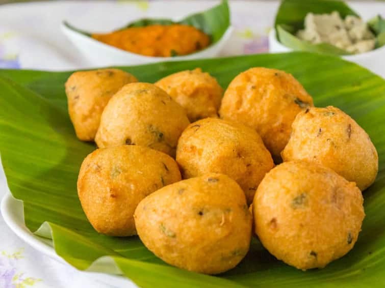 Tasty and Crunchy Mysore Bonda Recipe The Best South Indian Breakfast Mysore Bonda : క్రిస్పీ మైసూర్ బొండాలు రెసిపీ.. నూనె ఎక్కువ పీల్చుకోకుండా ఈ టిప్ ఫాలో అయిపోండి