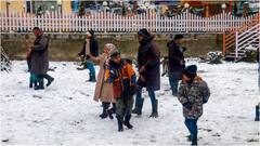Kashmir Snowfall: बर्फबारी ने लौटाई पर्यटन क्षेत्र की रौनक, घाटी में फिर वापस लौटने लगे पर्यटक