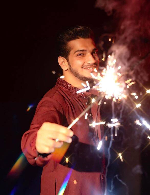 Following their divorce in 2022, Mr. Faruqui and his ex-wife had a five-year-old kid. He is presently seeing Nazila Sitaishi, a social media personality.