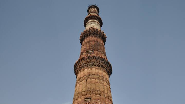 लाइट जाते ही लोग घबरा गए. तभी किसी ने भीड़ में अफवाह फैला दी कि कुतुब मीनार गिर रहा है. हर तरफ अफरा तफरी मच गई और लोग उससे बाहर निकलने की कोशिश करने लगे. कुतुब मीनार के भीतर भगदड़ मच चुकी थी, लोग एक दूसरे के ऊपर चढ़े जा रहे थे और कोशिश कर रहे थे कि किसी भी तरह से कुतुब मीनार से बाहर निकल सकें.