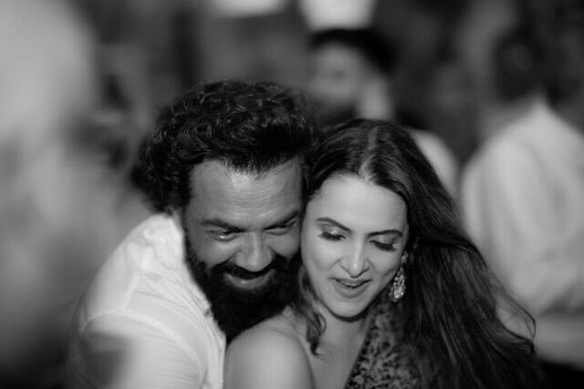 बॉबी देओल की वाइफ तान्या आहूजा बेहद खूबसूरत हैं. वो एक बिजनेसवुमन है. आज ये कपल दो बेटों के पेरेंट्स हैं.