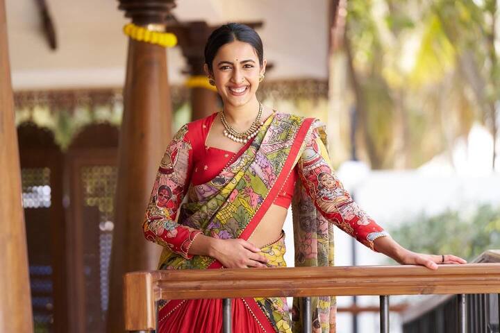 గ్రీన్, రెడ్ కలర్ మిక్స్ ఉన్న కలంకారీ హాఫ్​ శారీలో.. దానికి తగ్గట్టు రెడ్ బ్లౌజ్ వేసుకుని.. మెడలో చౌకర్ పెట్టుకుని అందంగా ముస్తాబైంది నిహారిక. జుట్టును ముడి వేసి.. కొప్పులో పూలు పెట్టుకుని.. ముసి ముసి నవ్వులతో ఫోటోలకు ఫోజులిచ్చింది.(Images Source : Instagram/niharikakonidela)