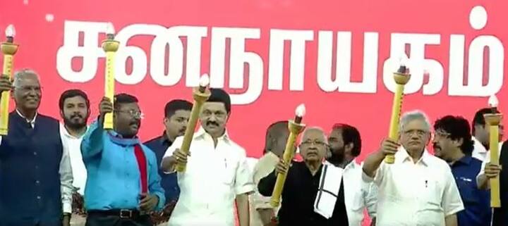 ஜனவரி 26 ஆம் தேதியில் சென்னை காமராஜர் சாலையில் நடந்த குடியரசு தின விழாவில் பங்குபெற்ற தமிழ்நாடு முதலமைச்சர் மு.க.ஸ்டாலின்,  அதே நாளில் திருச்சி அருகே பிரம்மாண்டமாக நடந்த விசிக-வின் வெல்லும் சனநாயகம் மாநாட்டில் கலந்து கொண்டார்.