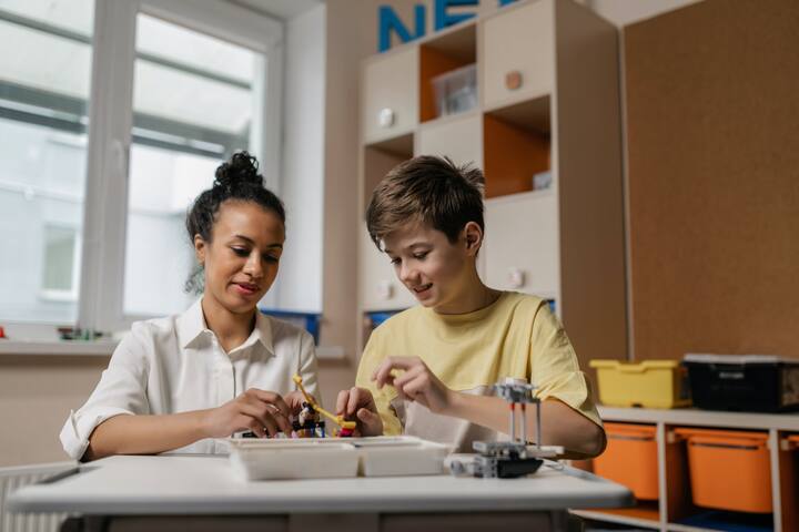 काहीतरी नवीन करण्याची प्रेरणा द्या:बोर्डाच्या परीक्षेपूर्वी अभ्यास करणे महत्त्वाचे आहे, परंतु जर तुमचे मूल रात्रंदिवस अभ्यास करत राहिले तर तो तणावग्रस्त होऊ शकतो.  [Photo Credit : Pexel.com]