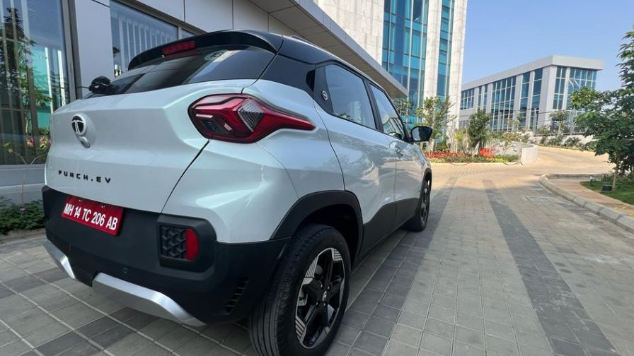 যে ভয়েস অ্যাসিস্ট্যান্ট রয়েছে গাড়িতে তাতে হিন্দি এবং ইংরেজি ভাষায় কমান্ড দেওয়া যায়। নেক্সনের তুলনায় এতে প্রিমিয়াম অডিয়ো সিস্টেম রয়েছে, রিয়ার এসি ভেন্টও রয়েছে।   ছবি- নিজস্ব