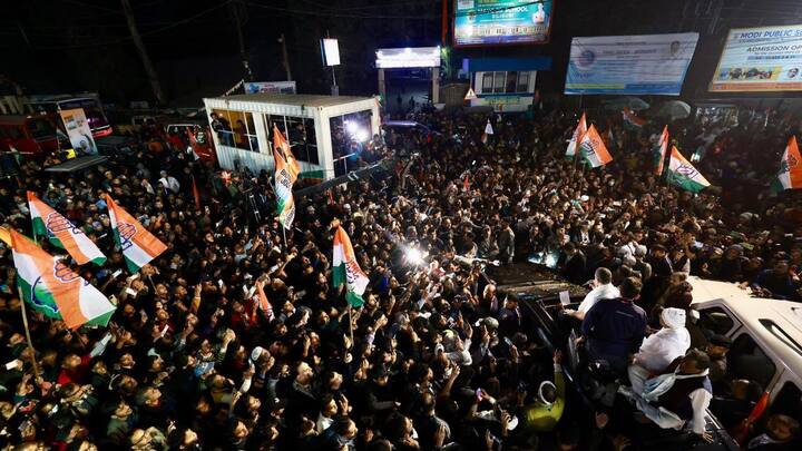 গাড়িতে বেশ কিছুটা পথ রাহুলের সঙ্গী ছিলেন অধীর চৌধুরী, সামিল হয়েছিলেন কংগ্রেসের সাধারণ সম্পাদক জয়রাম রমেশও। তাঁকে হাঁটতে দেখা যায।