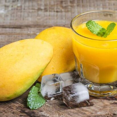 Mango Juice-ਅੰਬ ਕੇਵਲ ਫਲਾਂ ਦਾ ਰਾਜਾ ਨਹੀਂ ਸਗੋਂ ਗੁਣਾਂ ਦਾ ਭੰਡਾਰ ਵੀ ਹੈ।ਭਾਰਤ ਵਿੱਚ ਤੁਹਾਨੂੰ ਅੰਬਾਂ ਦੀਆਂ ਕਈ ਕਿਸਮਾਂ ਮਿਲਣਗੀਆਂ। ਅੰਬ ਦਾ ਜੂਸ ਸਿਹਤ ਲਈ ਬਹੁਤ ਹੀ ਫਾਇਦੇਮੰਦ ਹੁੰਦਾ ਹੈ। ਜਿਸ ਨੂੰ ਲਗਭਗ ਹਰ ਕੋਈ ਪੀਣਾ ਪਸੰਦ ਕਰਦਾ ਹੈ