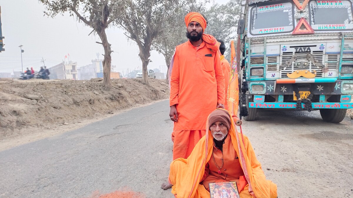 Ram Mandir News: कलयुग के 'श्रवण कुमार', बिहार से कंधे पर बैठाकर माता-पिता को लाए अयोध्या, कराया रामलला के दर्शन