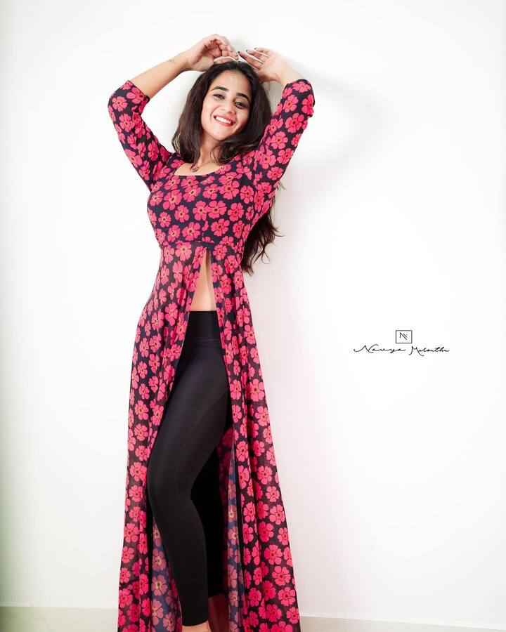 రెడ్, బ్లాక్ కలర్​ డ్రెస్​లో మెరుస్తూ.. ఫోటోలకు క్యూట్ ఫోజులిచ్చింది. వాటిని ఇన్​స్టాలో షేర్ చేసింది దీప్తి సునయన. వాటికి అభిమానులు క్యూట్​గా ఉన్నావంటూ కామెంట్లు పెడుతున్నారు.(Images Source : Instagram/deepthi_sunaina)