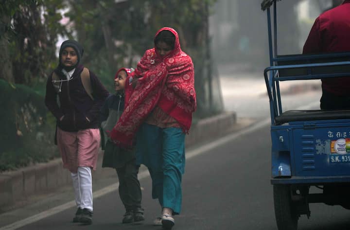 दिल्ली में आज सुबह से ही घना कोहरा छाया हुआ है. सुबह सात बजे तक के डेटा के अनुसार, विजिबिलिटी महज़ 50 मीटर दर्ज हुई. सुबह के वक्त ट्रैवल करने वाले लोगों को सावधानी बरतने की जरूरत है. देश की राजधानी में न्यूनतम तापमान 8.9 डिग्री सेल्सियस के आसपास बना हुआ है तो वहीं अधिकतम तापमान 22.6 डिग्री सेल्सियस दर्ज हुआ है. लेकिन घने कोहरे के साथ शीत लहर ने दिल्लीवासियों की मुश्किलें बढ़ा दी हैं.