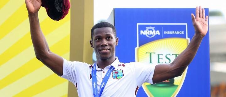 তারপরই বারাকারা ছেড়ে নিউ আমস্টারডামে চলে যান শামার। সেখানে নানারকম কাজ করেছেন। কখনও নির্মাণকর্মী, কখনও মজুর, কখনও নিরাপত্তাকর্মী। জঙ্গলে লেবু, পেয়ারা, পিচফল দিয়ে যিনি ক্রিকেট খেলা শুরু করেছিলেন।