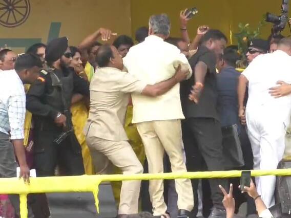 Chandrababu Rajahmundry Rural Meeting : రాజమండ్రి మీటింగ్ లో చంద్రబాబుకు తప్పిన ప్రమాదం | ABP Desam