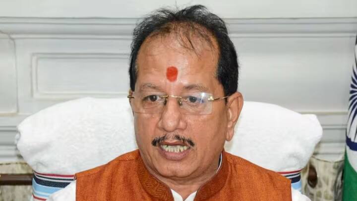 दूसरे मंत्री विजय कुमार सिन्हा की संपत्ति की बात करें तो कुल मिलाकर ये संपत्ति 8 करोड़ 93 लाख 71 हजार 448 रुपये हैं. इन्होंने साल 1989 में बेगूसराय के पॉलीटेक्निक कॉलेज से सिविल इंजीनियरिंग की पढ़ाई पढ़ी.