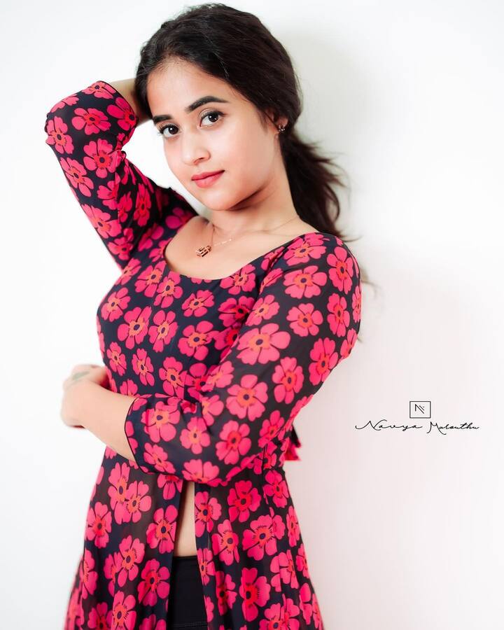 ఈ ఫోటోలకు తగ్గట్లుగా ఓ మంచి సాంగ్ని సెట్ చేసింది. ఆ సాంగ్లోని లిరిక్స్ను క్యాప్షన్గా పెట్టింది. హాయిగుంటె చాలునండి వెయ్యిమాటలెందుకండి అనే ఔను వాళ్లిద్దరూ ఇష్టపడ్డారు అనే సినిమాలోని సాంగ్ లిరిక్స్ పోస్ట్ చేసింది.(Images Source : Instagram/deepthi_sunaina)