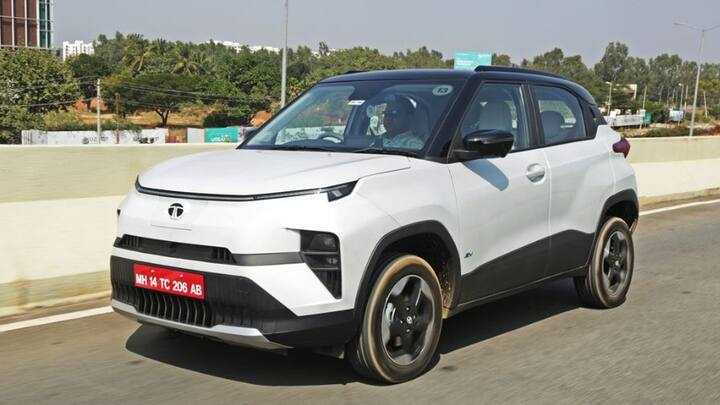 পাঞ্চের পেট্রোল ভার্সনের সঙ্গে এই ইভি মডেলের ডিজাইনে কোনও মিলই নেই। ১৬ ইঞ্চির হুইল যুক্ত এই পাঞ্চ মডেল নেক্সন ইভির সমগোত্রীয় বলা চলে। সামনে লাইটবার আর বাম্পার এর ডিজাইনকে আলাদা করেছে।   ছবি- নিজস্ব