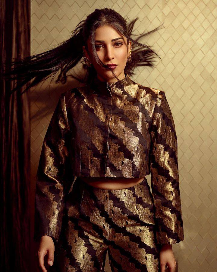 तिचे हे फोटो सध्या सोशल मीडियावर व्हायरल होत आहे.(pc:shrutzhaasan/iig)