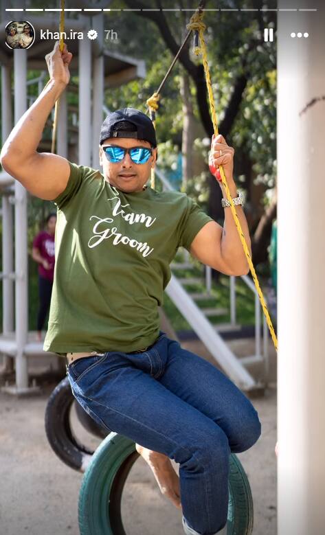 इन फोटोज में दूल्हा और दुल्हन की फैमिली कई एक्टिविटीज करती नजर आ रही हैं. दूल्हे मियां भी इसमें पीछे नहीं रहे हैं.