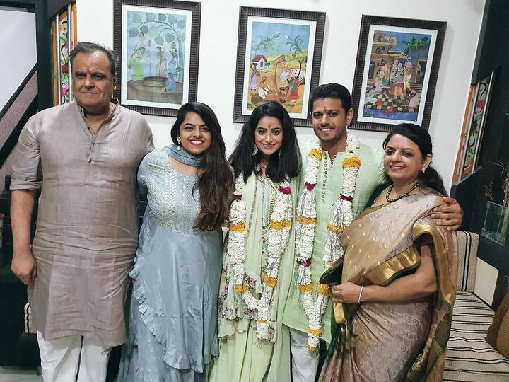 इस दौरान दोनों अपने ट्रेडिशनल लुक में गले में फूलों की माला पहने नजर आए.