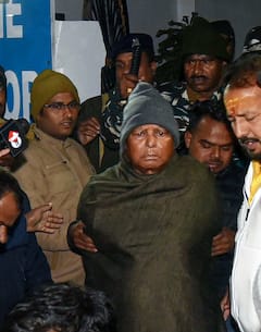 ED की पूछताछ के बाद बाहर निकले लालू यादव, सामने आई तस्वीरें