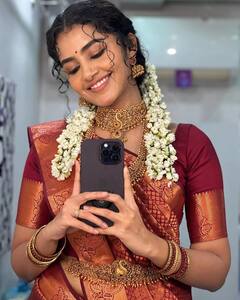 Anupama Parameswaran : மணக்கோலத்தில் க்யூட்டாக போஸ் கொடுக்கும் தனுஷின் ரீல் ஜோடி!