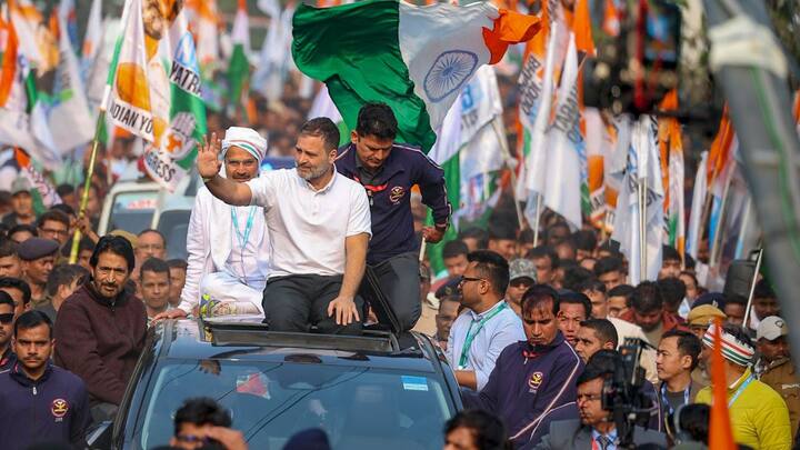 রবিবার জলপাইগুড়ির PWD মোড় থেকে কদমতলা চকের দিকে এগোতে থাকে রাহুলের ন্য়ায় যাত্রা। বিভিন্ন সময় হুড খোলা গাড়িতে রাহুলের সঙ্গী হয় শিশুরা। কখনও ফুল দিয়ে, কখনও ঢাক-ঢোলে বাজিয়ে স্বাগত জানানো হয় কংগ্রেস সাংসদকে। নেতাকে উপহার দেওয়া হয় রসগোল্লা।
