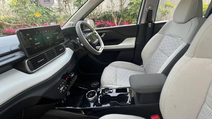 35 kWh ব্যাটারি প্যাকের সঙ্গে 120bhp/190Nm ক্ষমতার ইলেকট্রিক মোটর রয়েছে এই গাড়িতে। ১০ সেকেন্ডের মধ্যেই এই ইভিতে ১০০ কিমি গতি উঠতে পারে। আর সর্বোচ্চ গতি ১৪০ কিমি প্রতি ঘণ্টায়।   ছবি- নিজস্ব