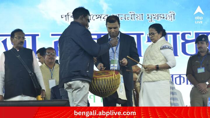 মুখ্যমন্ত্রীর ঘোষণা, 'আরও ৯ লক্ষ মানুষকে বার্ধক্যভাতা দেওয়া হবে।' আগামী ১ তারিখ থেকে আরও ৯ লক্ষ উপভোক্তা এই ভাতা পাবেন বলে জানান তিনি।(ছবি: Mamata Banerjee Facebook)